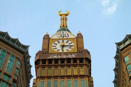 ساعة مكة فوق برج الساعة في مجمع أبراج البيت