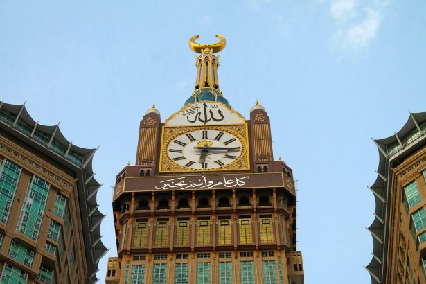 ساعة مكة فوق برج الساعة في مجمع أبراج البيت