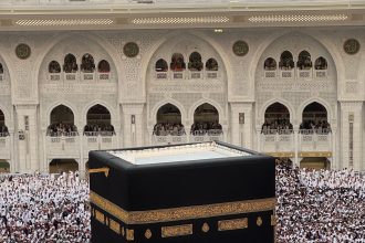 لقطة علوية للكعبة المشرفة يحيط بها المعتمرون