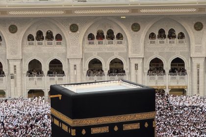 لقطة علوية للكعبة المشرفة يحيط بها المعتمرون