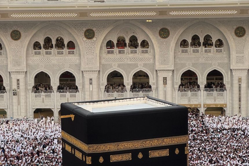 لقطة علوية للكعبة المشرفة يحيط بها المعتمرون