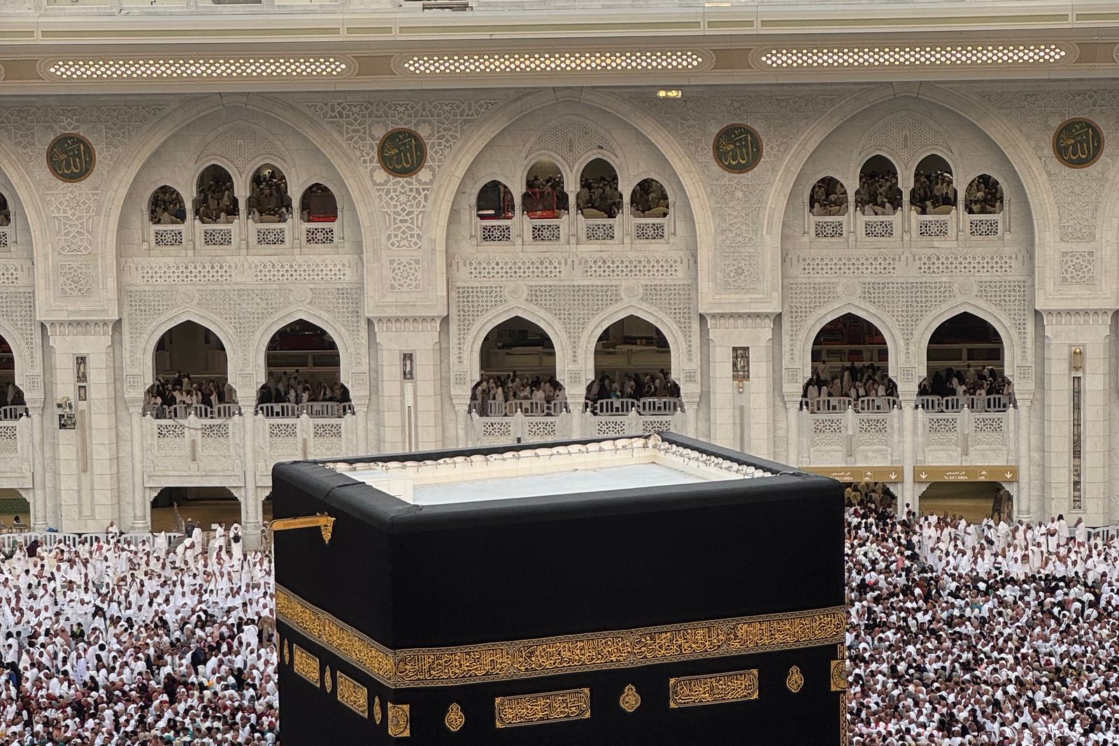 لقطة علوية للكعبة المشرفة يحيط بها المعتمرون