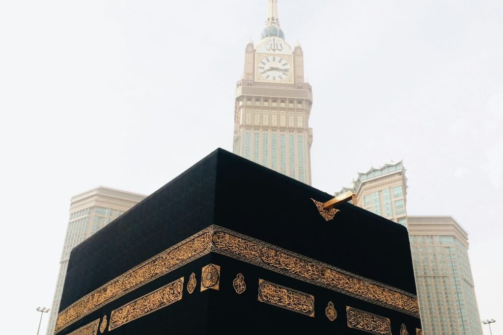 الكعبة المشرفة وبرج الساعة في الخلفية