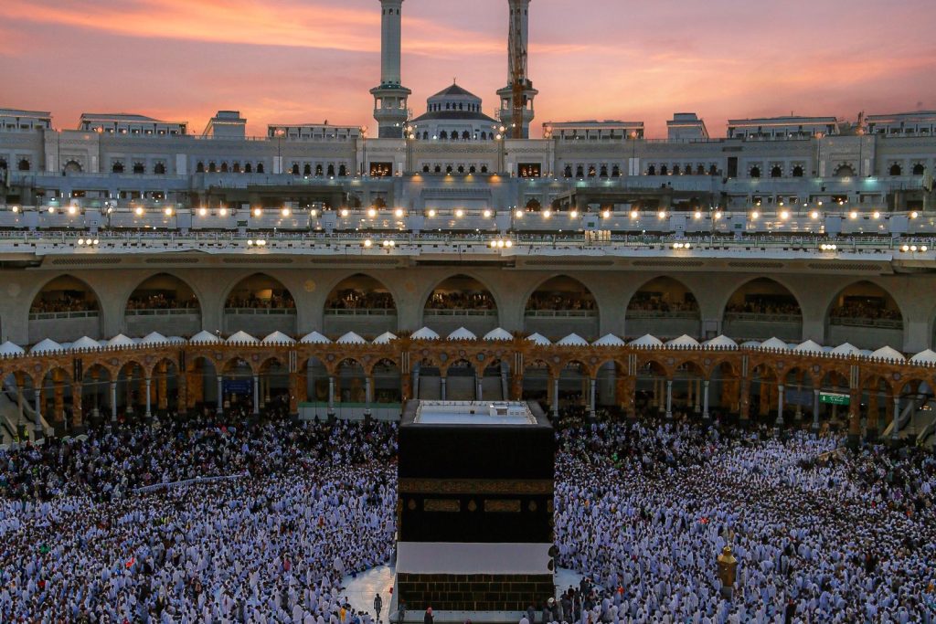 منظر علوي للكعبة المشرفة والمصلين وقت الغروب