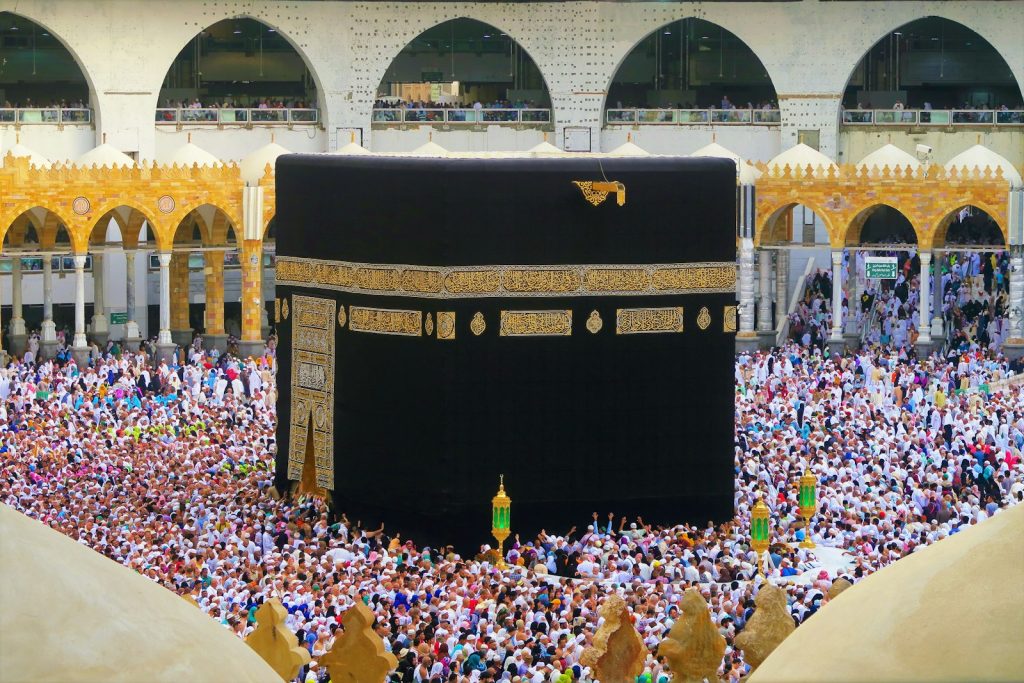 الكعبة المشرفة وأروقة المسجد الحرام في مكة