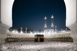 الكعبة المشرفة في المسجد الحرام ليلًا