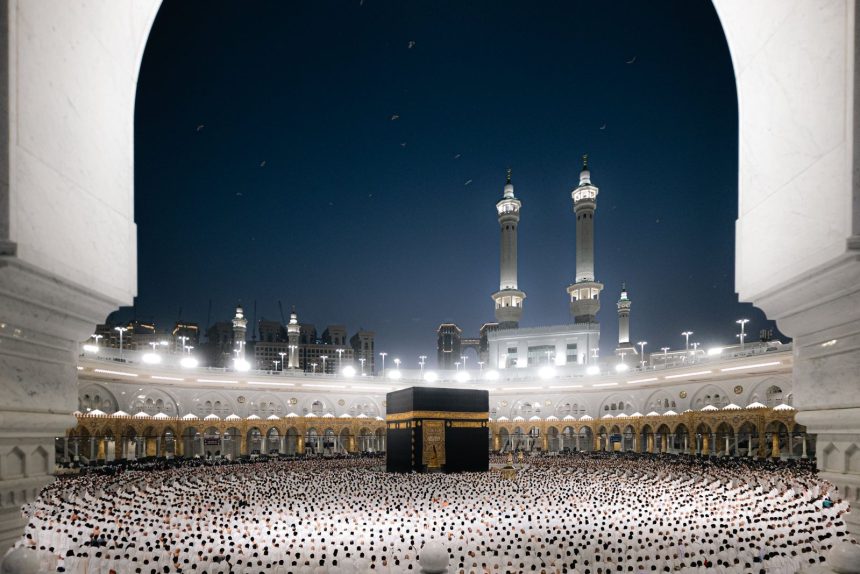 الكعبة المشرفة في المسجد الحرام ليلًا