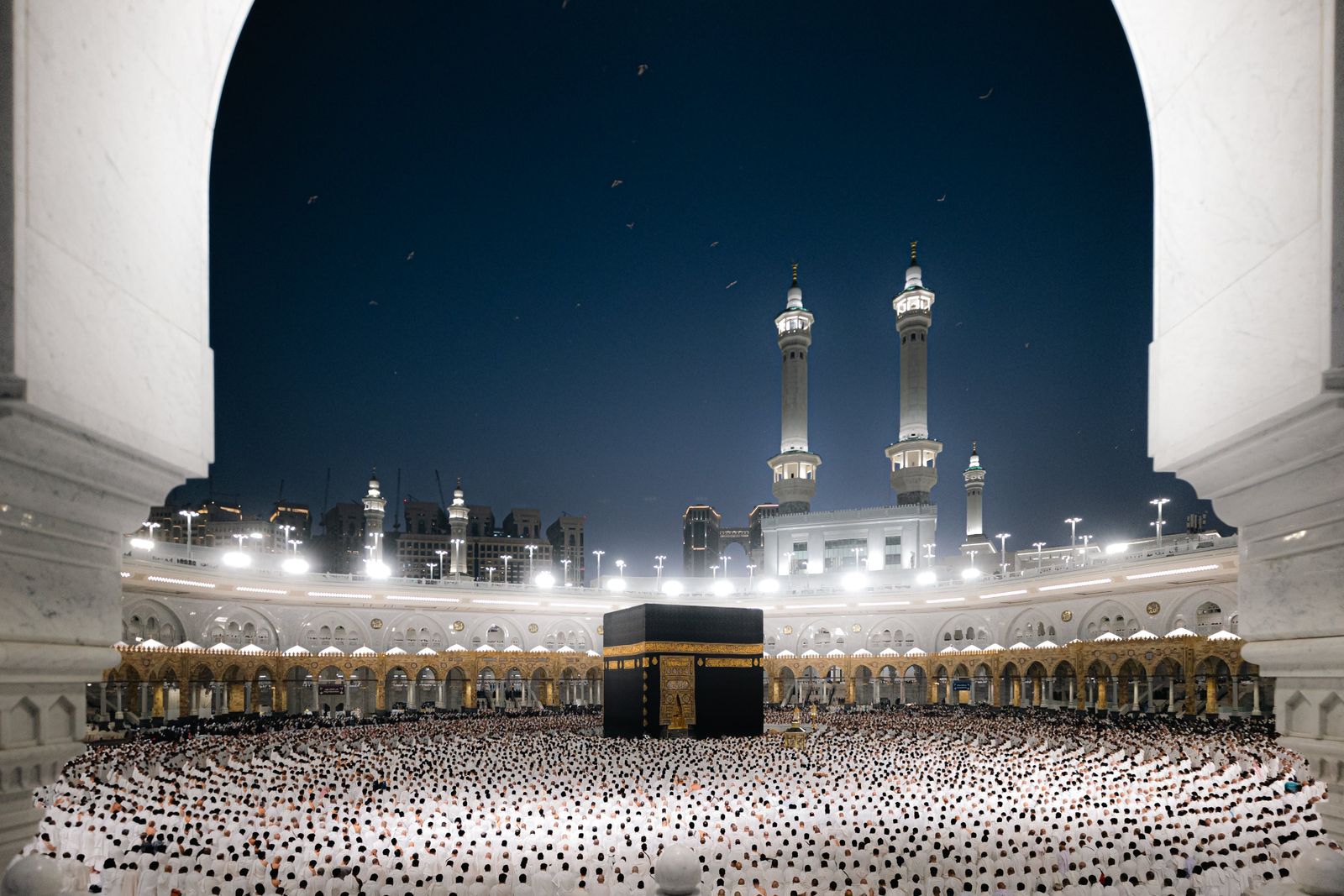 الكعبة المشرفة في المسجد الحرام ليلًا