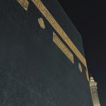 الكعبة المشرفة ليلًا بكسوتها المطرزة بالذهب