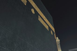 الكعبة المشرفة ليلًا بكسوتها المطرزة بالذهب
