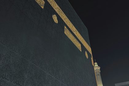 الكعبة المشرفة ليلًا بكسوتها المطرزة بالذهب