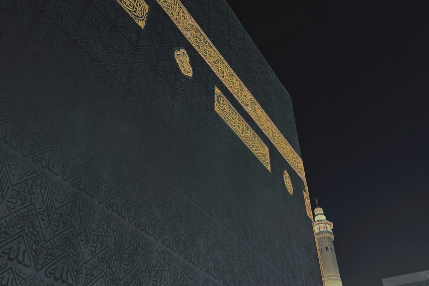 الكعبة المشرفة ليلًا بكسوتها المطرزة بالذهب
