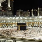 صورة ليلية بتعريض طويل للطواف حول الكعبة المشرفة