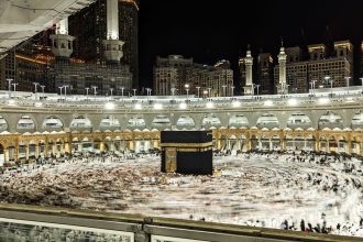صورة ليلية بتعريض طويل للطواف حول الكعبة المشرفة