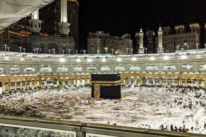 صورة ليلية بتعريض طويل للطواف حول الكعبة المشرفة