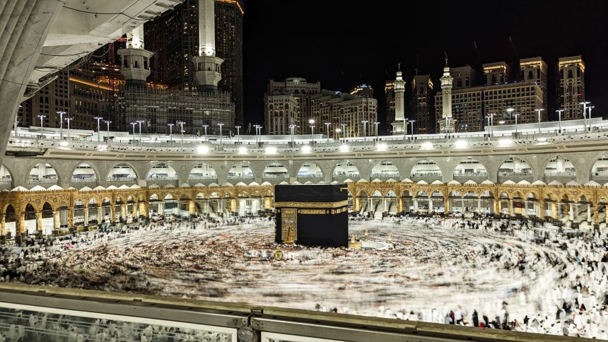 صورة ليلية بتعريض طويل للطواف حول الكعبة المشرفة