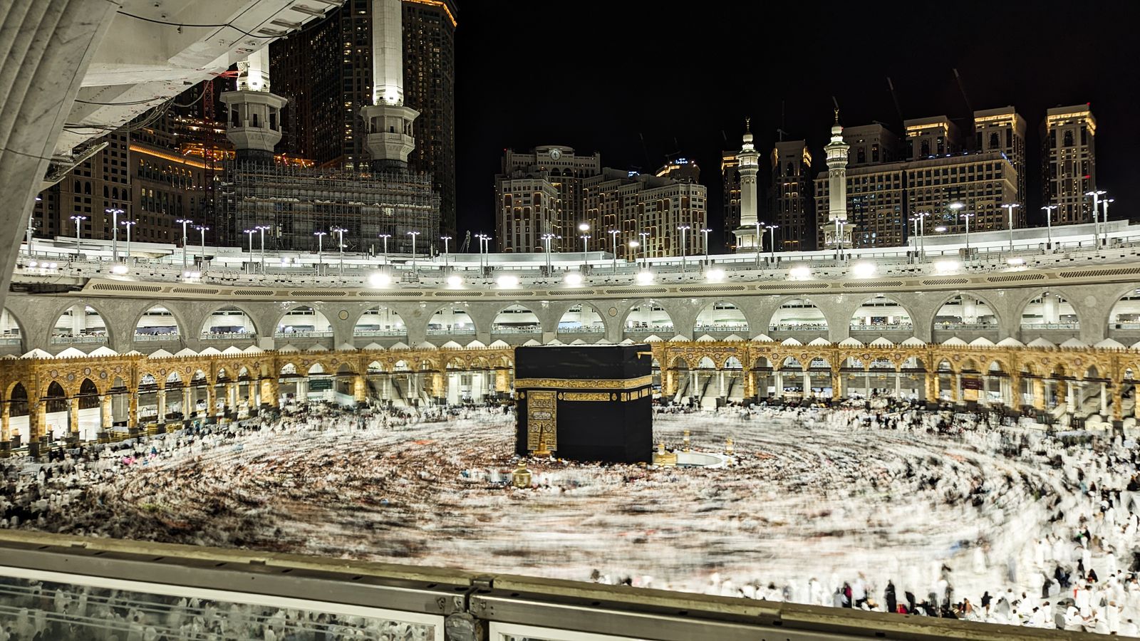 صورة ليلية بتعريض طويل للطواف حول الكعبة المشرفة