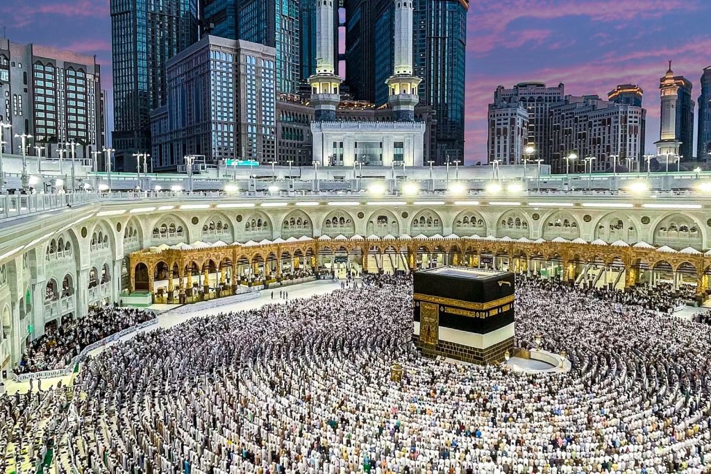 لقطة علوية لصحن المطاف حول الكعبة المشرفة