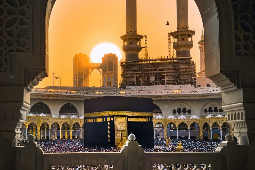 الكعبة المشرفة من خلال أقواس المسجد الحرام