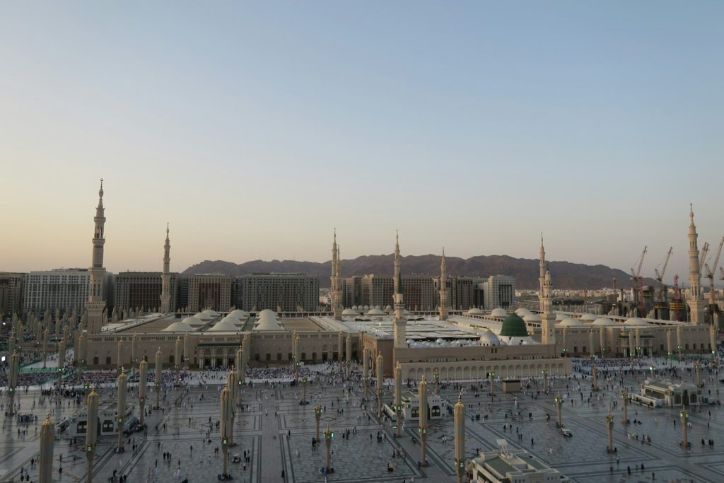 مباني المنطقة المركزية والفنادق حول المسجد النبوي في المدينة المنورة