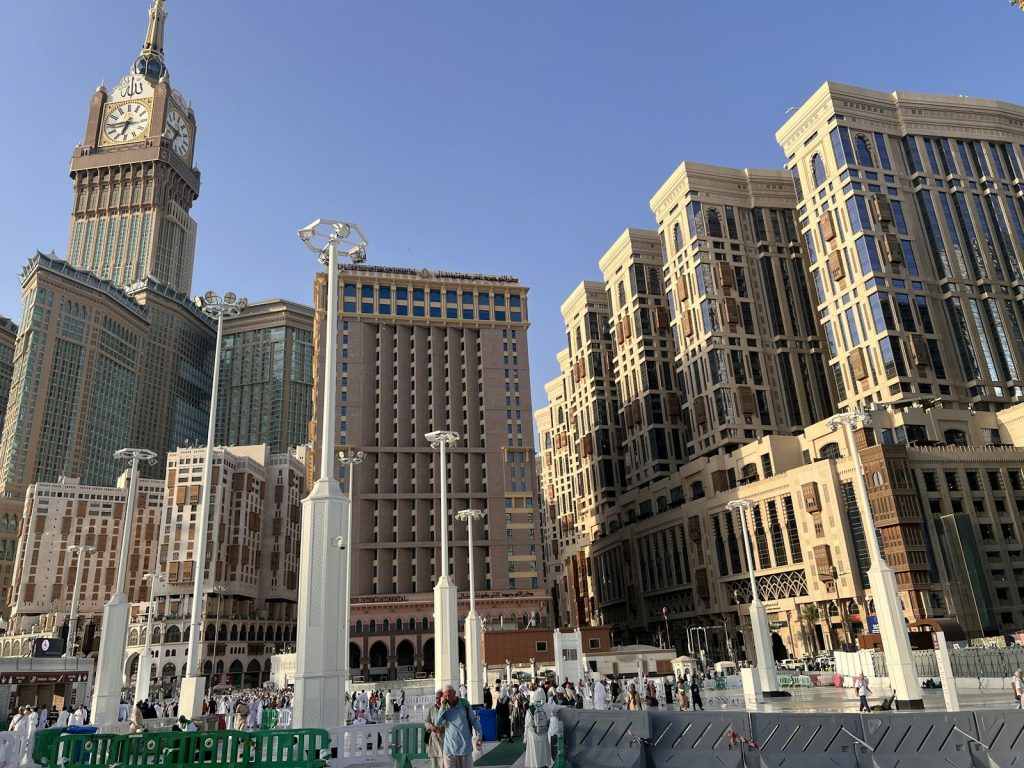 المنطقة المركزية في مكة وبرج الساعة والفنادق المحيطة بالحرم