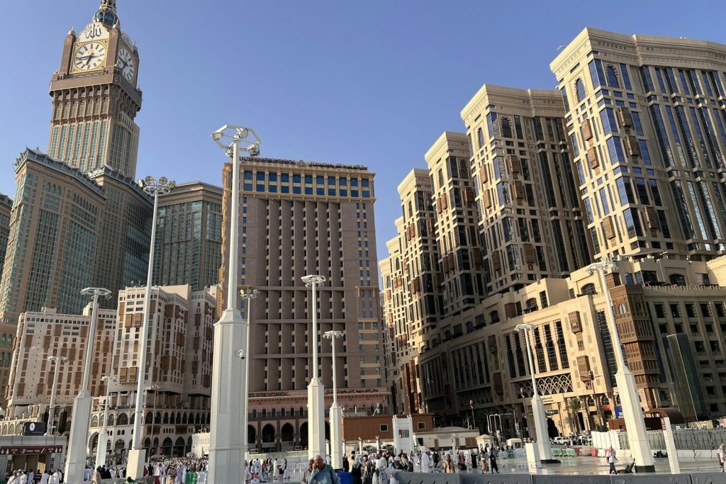 أفق مكة المكرمة وبرج الساعة والمباني الحديثة تحت سماء صافية
