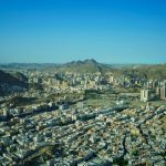 منظر جوي لمدينة مكة المكرمة بين الجبال والأبراج الحديثة