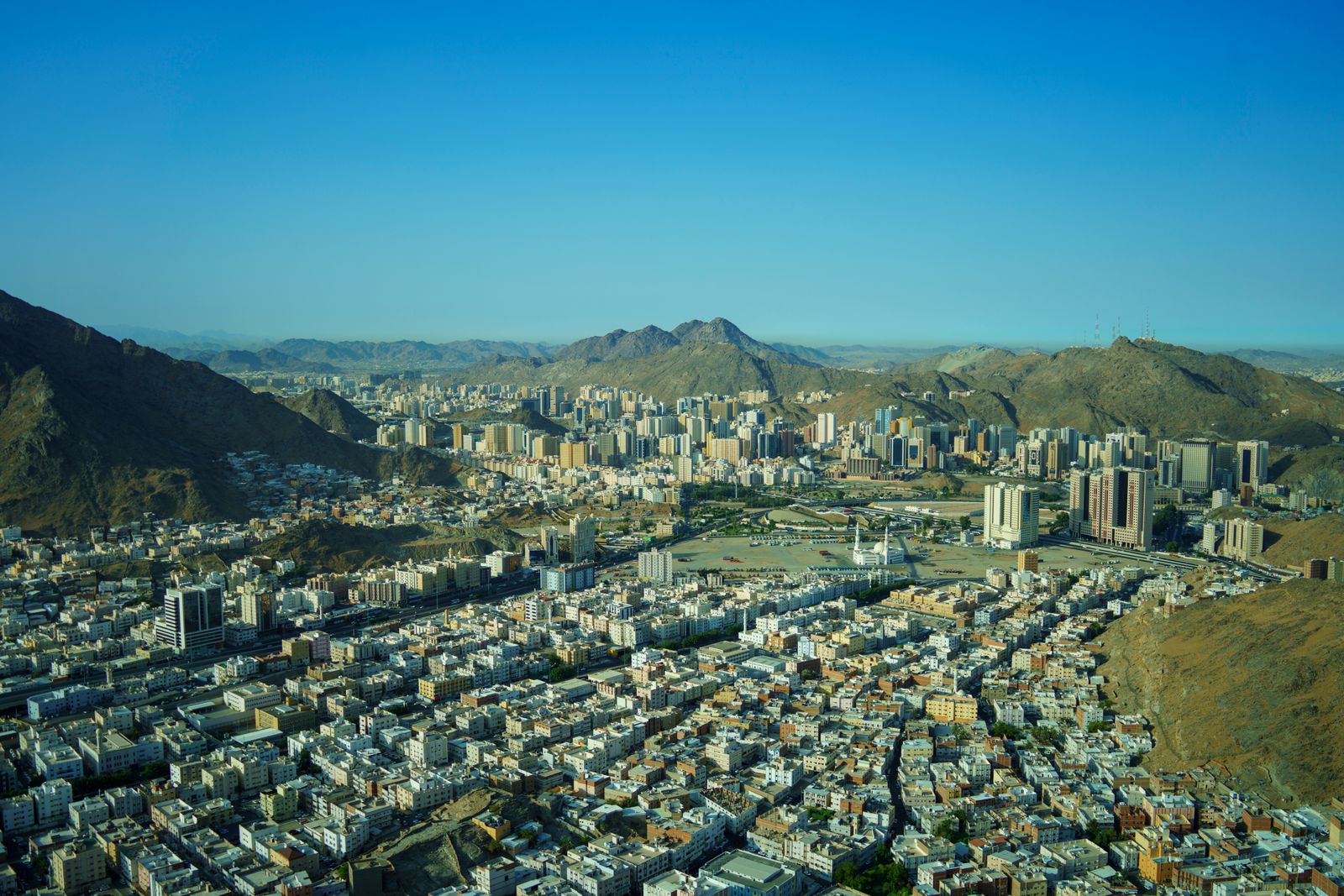 منظر جوي لمدينة مكة المكرمة بين الجبال والأبراج الحديثة
