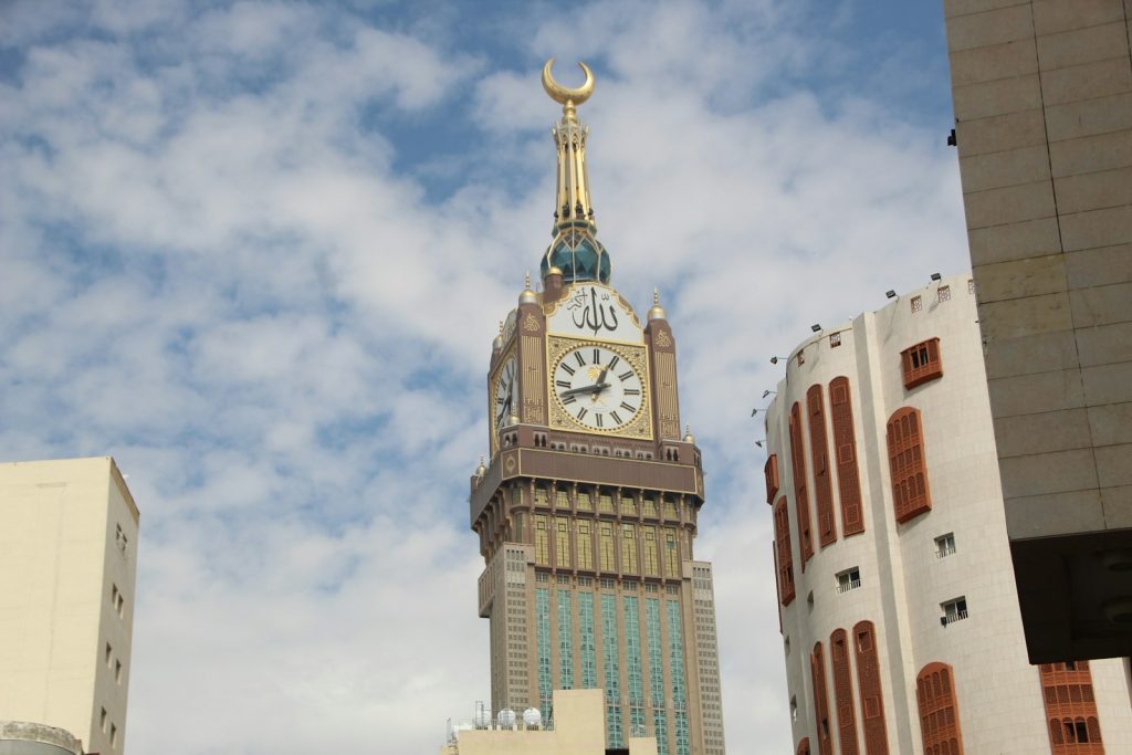 برج ساعة مكة يرتفع فوق مباني المدينة