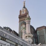 برج ساعة مكة والمباني المحيطة به نهارًا