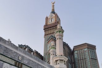 برج ساعة مكة والمباني المحيطة به نهارًا