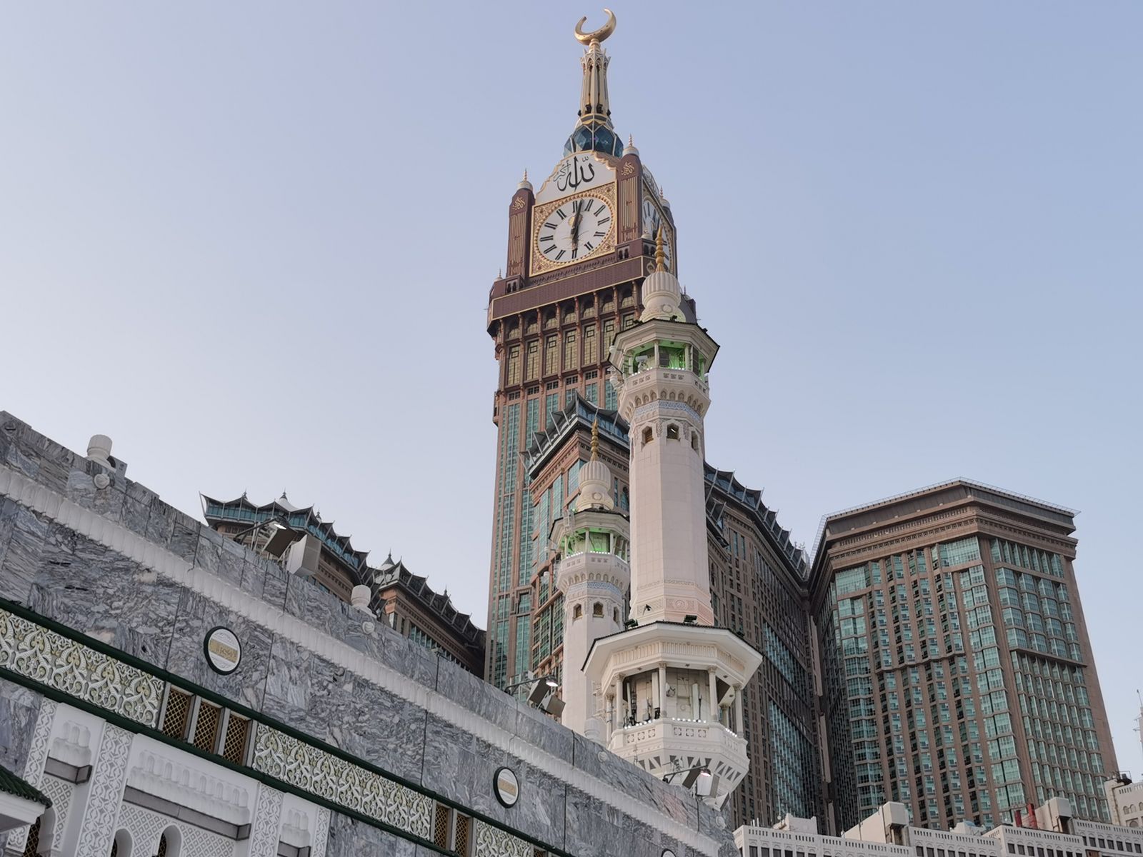 برج ساعة مكة والمباني المحيطة به نهارًا
