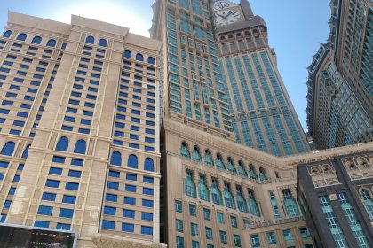 أبراج البيت وساعة مكة بجوار المسجد الحرام في مكة المكرمة