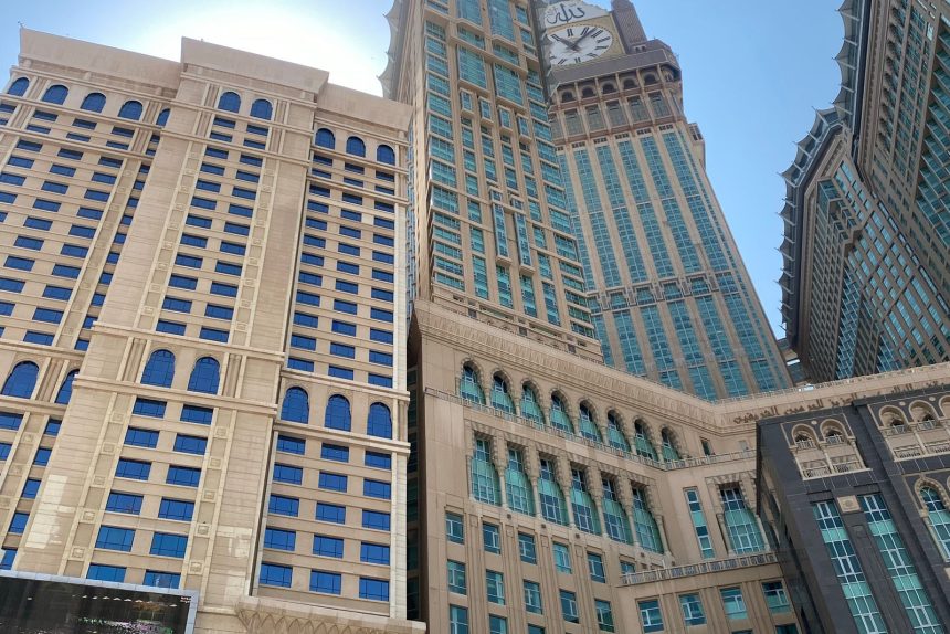 أبراج البيت وساعة مكة بجوار المسجد الحرام في مكة المكرمة