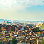 أحياء سكنية متلاصقة في مكة المكرمة تحت سماء زرقاء