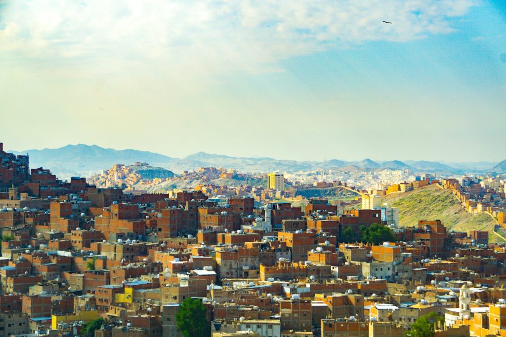 أحياء سكنية متلاصقة على تلال مكة المكرمة