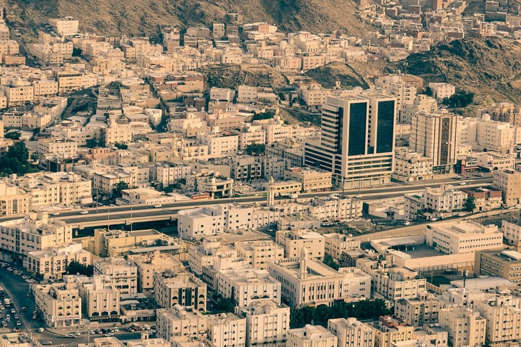 أحياء مكة المكرمة والجبال في ضوء المساء