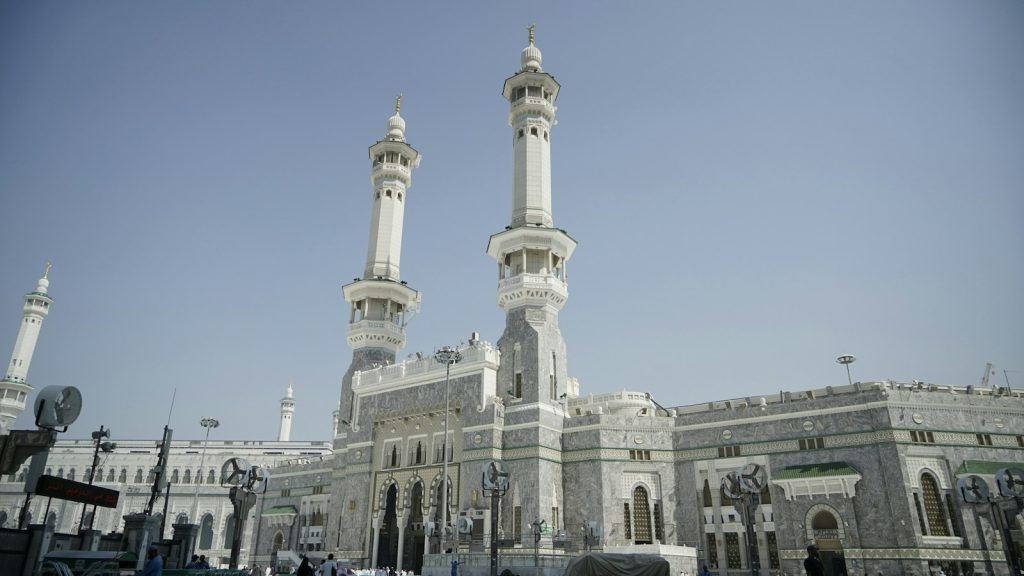 مباني المسجد الحرام في مكة المكرمة نهارًا