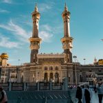 إحدى بوابات المسجد الحرام والساحات الخارجية في مكة المكرمة نهارًا