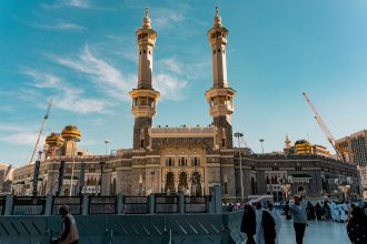 إحدى بوابات المسجد الحرام والساحات الخارجية في مكة المكرمة نهارًا