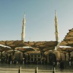 ساحات المسجد النبوي ومظلاته الكبيرة ومآذنه في المدينة المنورة