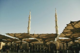 ساحات المسجد النبوي ومظلاته الكبيرة ومآذنه في المدينة المنورة