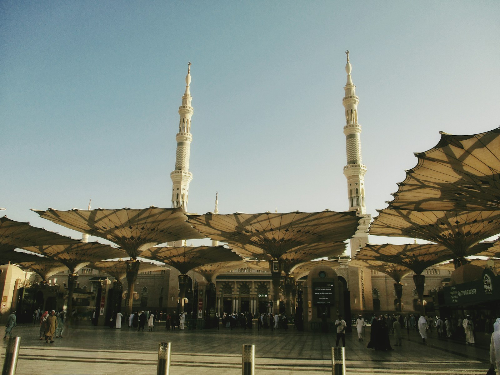 ساحات المسجد النبوي ومظلاته الكبيرة ومآذنه في المدينة المنورة