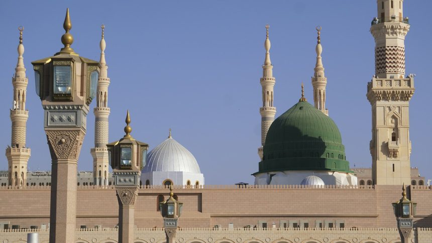 القبة الخضراء ومآذن المسجد النبوي في المدينة المنورة