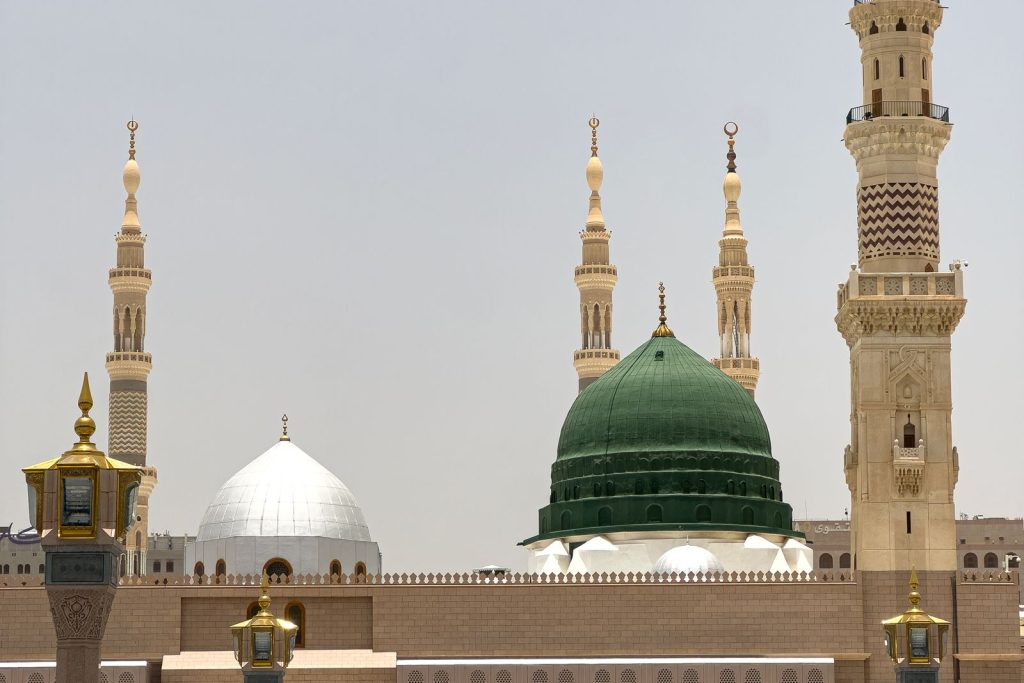 القبة الخضراء ومآذن المسجد النبوي في المدينة المنورة