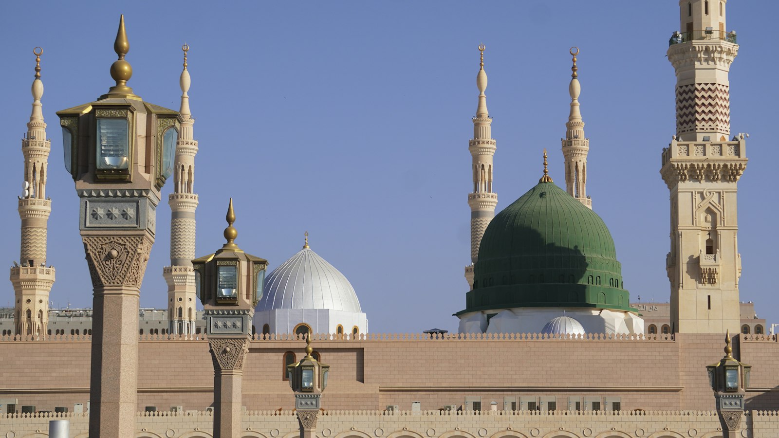 القبة الخضراء ومآذن المسجد النبوي في المدينة المنورة
