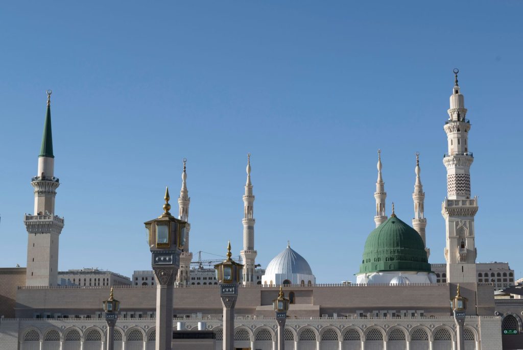 مآذن المسجد النبوي في المدينة المنورة تحت سماء زرقاء
