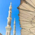 مآذن المسجد النبوي ومظلاته تحت سماء صافية
