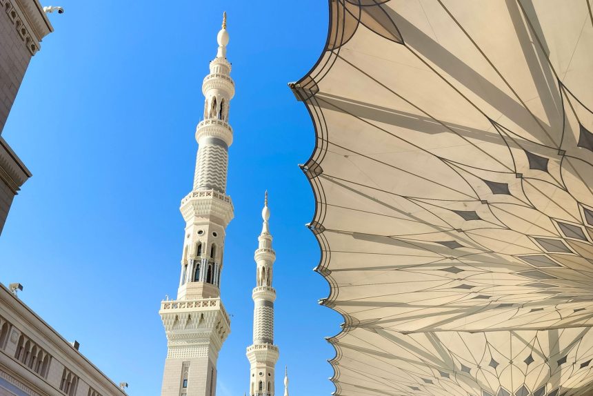 مآذن المسجد النبوي ومظلاته تحت سماء صافية