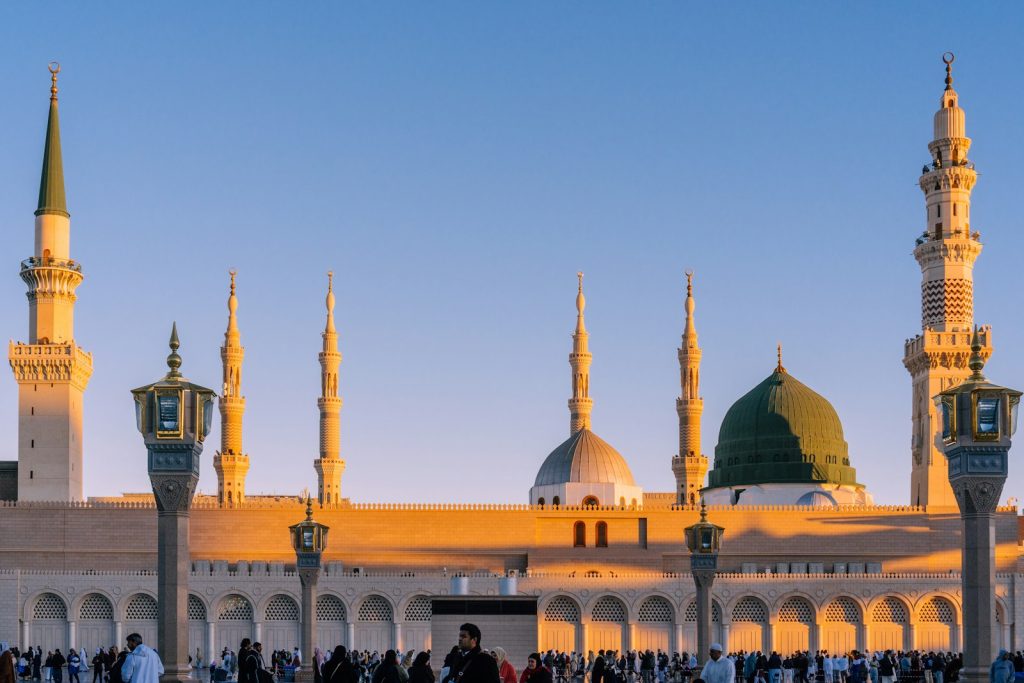 مآذن وقباب المسجد النبوي وقت الشروق